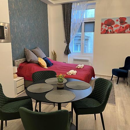 Center Apartman In The Famous Hajos Street Budapest Bagian luar foto