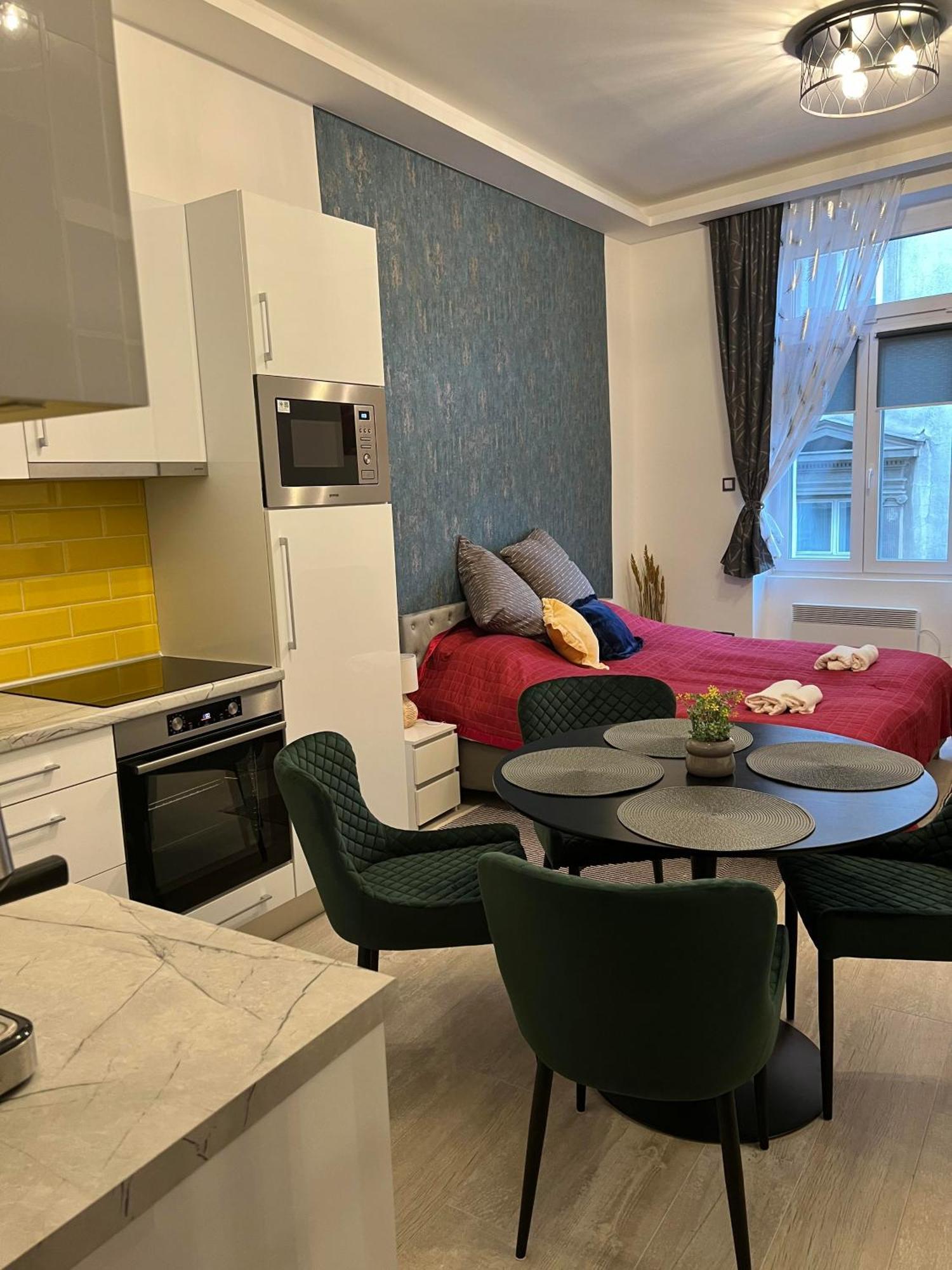 Center Apartman In The Famous Hajos Street Budapest Bagian luar foto